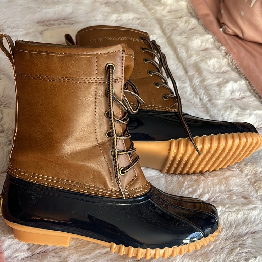 Totes navy/tan rain boot!!
